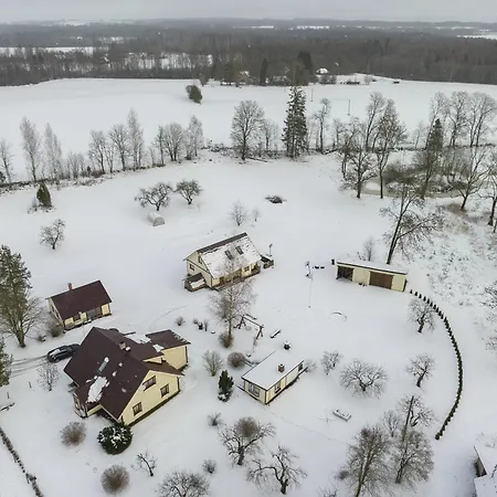 Priimaee Talu بيت للعطل Raengle